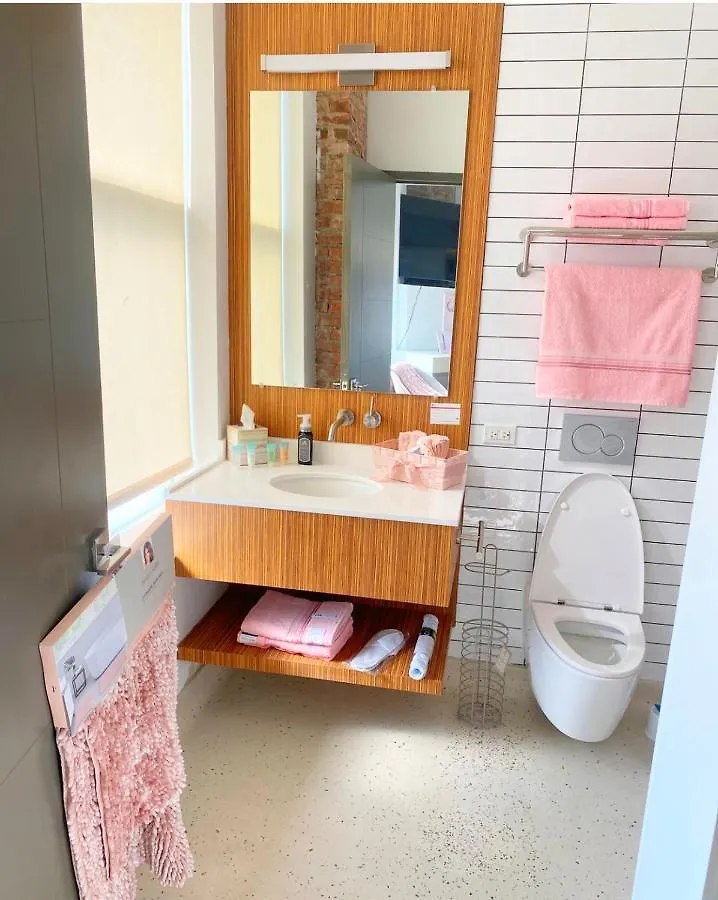 The Pink Room Queen Bed Free Park Near Ewr-Penn Nyc-Prudential Newark Apartment
